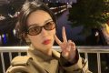 周也穿风衣变身港风女孩，超俏皮可爱缩略图