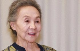 87岁的吴彦姝现状让人泪目，老公去世后独自住在破旧房子里，钱都在经纪人那儿拿着呢缩略图